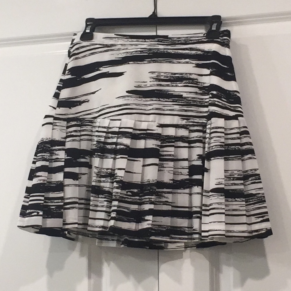 Banana Republic Black and white pleated skirt 4